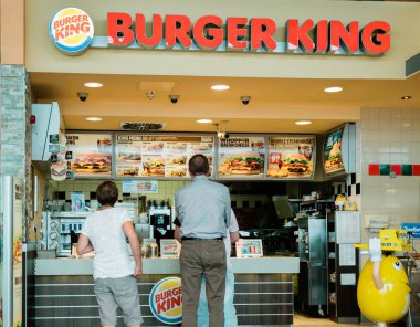 Burger King restoran tezgahında üst düzey ve yetişkin müşteriler