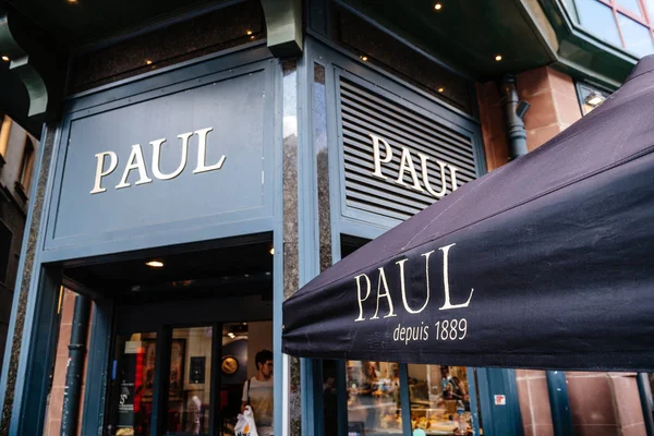 Rue des grandes arcades straße mit paul cafe — Stockfoto