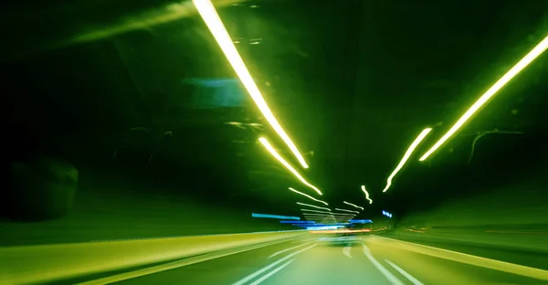 Вид изнутри автомобиля в интерьере тоннеля — стоковое фото