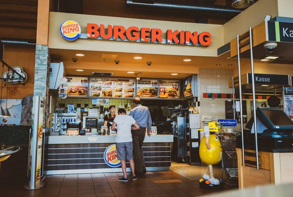 Ather e hijo en el mostrador del restaurante Burger King — Foto de Stock