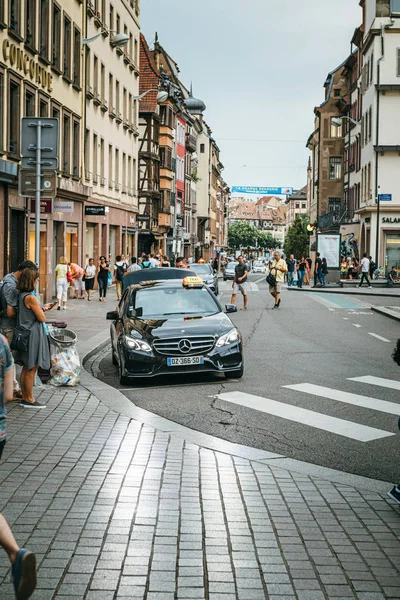 Luxus mercedes-benz e-klasse taxi am zentralen platz gutenberg — Stockfoto