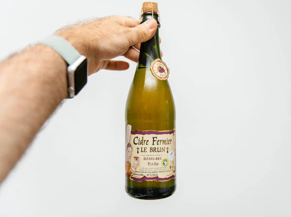 Mężczyzna ręka trzyma butelkę świeżego francuskiego cydru — Zdjęcie stockowe