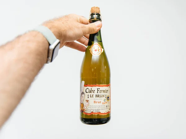 Bouteille de cidre français frais pour homme — Photo