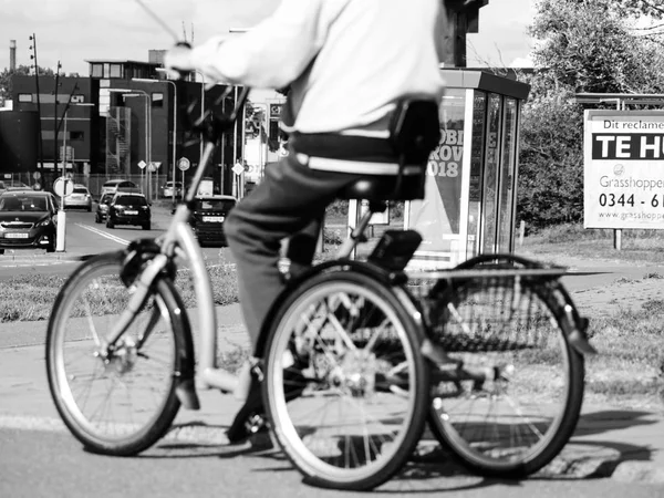 Homme âgé conduisant tricycle droit moderne Pays-Bas — Photo