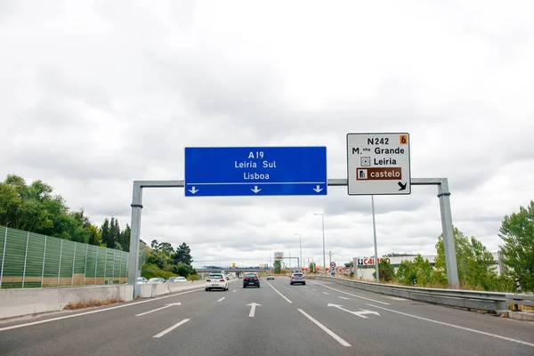 Πορτογαλικός αυτοκινητόδρομος με μεγάλο μπλε σημάδι κατεύθυνσης — Φωτογραφία Αρχείου