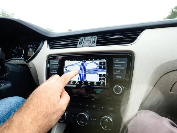 Az ember keze mutat a többszörös körforgalmi GPS műszerfal — Stock Fotó