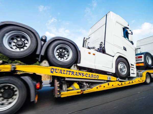 Last trailer transporterar nya Scania lastbilar — Stockfoto