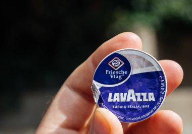 Lavazza kahve süt paketi tutan adam el
