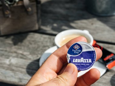 Lavazza kahve süt paketi tutan adam el