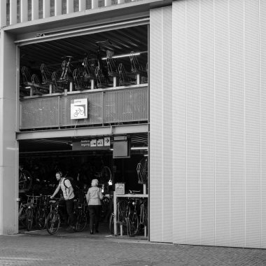 Kennemerplein 6 gelen aarlem merkez tren istasyonu girişi