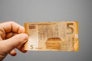 Azeri manat para birimini tutan adam eli