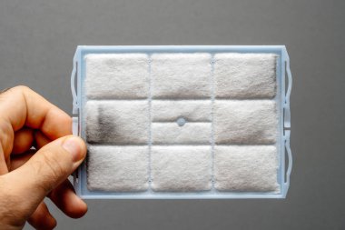 Kirli tozlu hepa vakum filtresi tutan adam