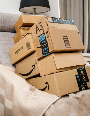 Birden fazla karikatür karton kutuları Yığını Amazon Prime