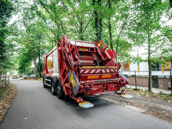 Vista posteriore del camion di raccolta rifiuti olandese — Foto Stock