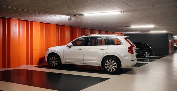 豪華なSUVとオランダの地下駐車場 — ストック写真