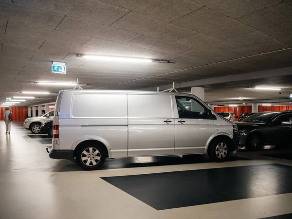 Kadın ve Vw van ile yeraltı otopark — Stok fotoğraf