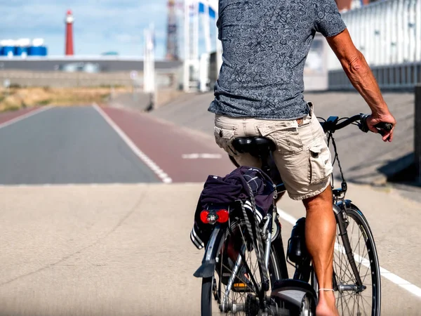 Езда на велосипеде по выделенной велосипедной дорожке — стоковое фото