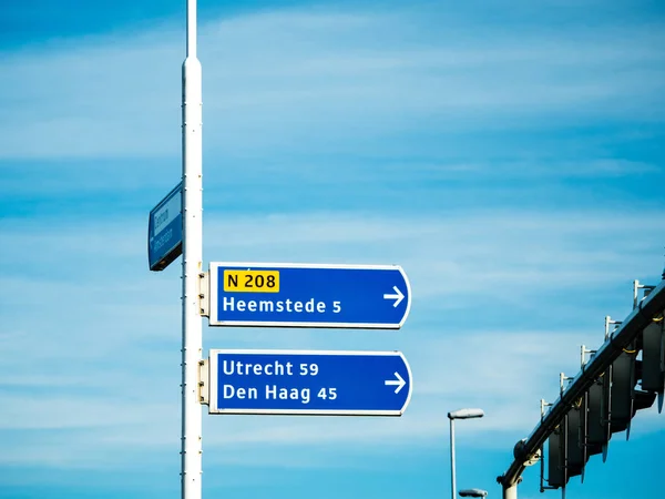 Autobahnschild mit Wegbeschreibung nach heemstede, utrecht, den haag — Stockfoto