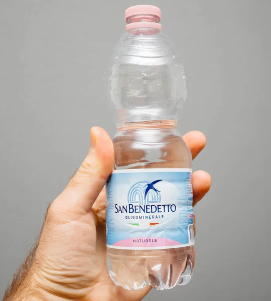 Mano sosteniendo San Benedetto botella de agua mineral italiana 0,5 — Foto de Stock