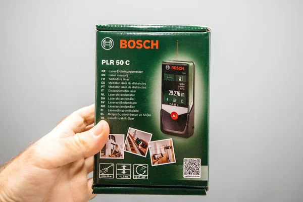 Άνθρωπος κράτημα χειρός Bosch PLR 50 C μέτρο λέιζερ — Φωτογραφία Αρχείου