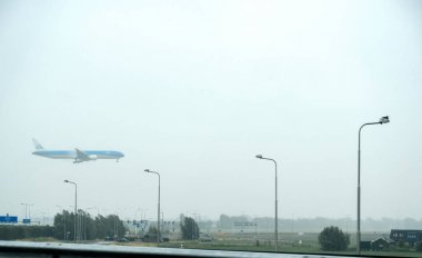 Klm Royal Dutch Airlines uçağı Amsterdam Havalimanı'na iniş