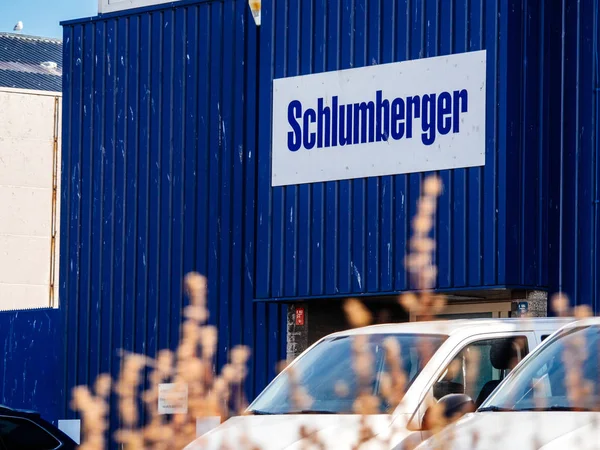 Schlumberger-Schriftzug an der Fassade des Hauptquartiers — Stockfoto