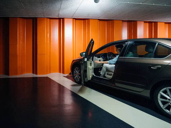 Femme dans le parking souterrain avec Skoda Octavia voiture — Photo