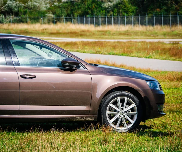 Detalj av nya Skoda Octavia parkerade — Stockfoto