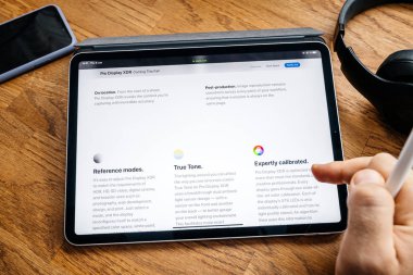 Ipad Pro Wwdc 19 ürün lansmanı Pro Display Xdr üzerinde Man okuma