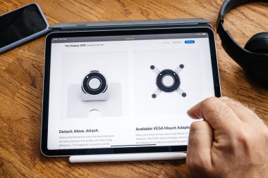 Pro Display Xdr display vesa hakkında ipad Pro'da adam okuma