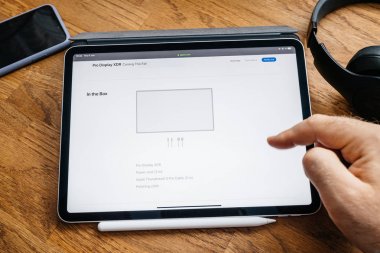 Pro Display Xdr kutu içeriği hakkında adam okuma