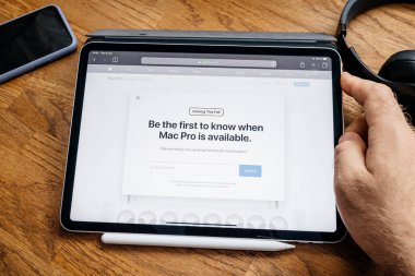 Man iPad Pro WWDC 19 ürün lansmanı üzerinde okuma