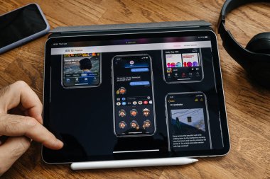 Man iPad Pro WWDC 19 ürün lansmanı üzerinde okuma