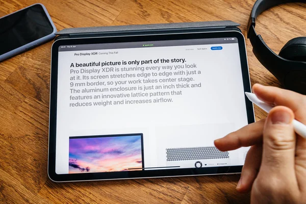 Человек, читающий на iPad Pro про Pro — стоковое фото