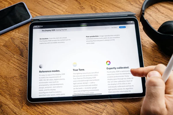 Lettura uomo su iPad Lancio del prodotto Pro WWDC 19 Pro Display XDR — Foto Stock