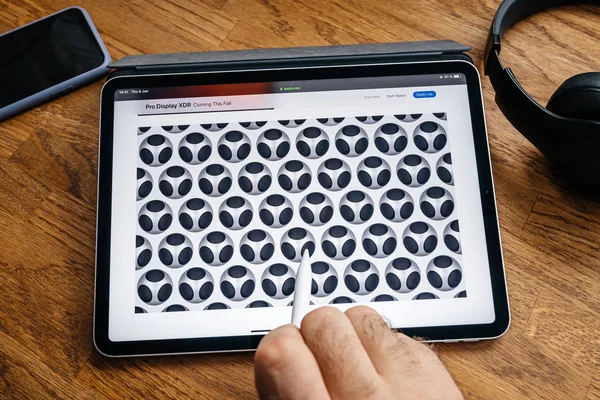 아이 패드 프로 새로운 프로 디스플레이 Xdr에 읽는 남자 — 스톡 사진