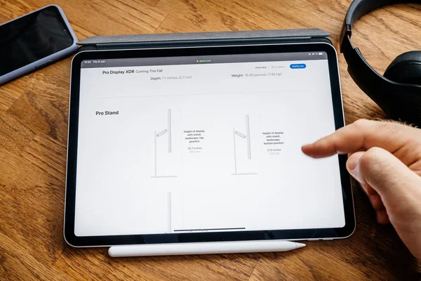 Mann liest auf ipad pro wwdc 19 Produkteinführung — Stockfoto