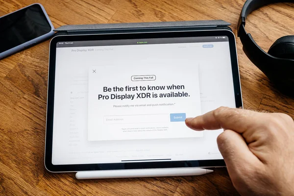Hombre leyendo en iPad Pro sobre la disponibilidad Pro Display XDR — Foto de Stock