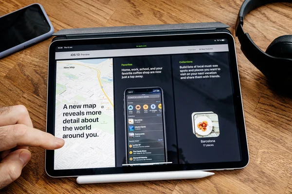 Uomo che legge su iPad Pro su IOS 13 mappe delle app — Foto Stock