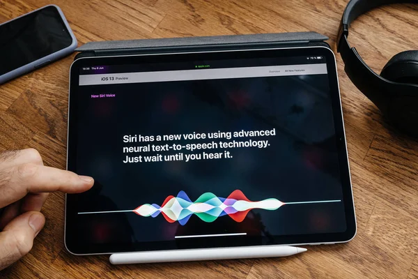 아이 패드 프로 새로운 시리 음성에 읽는 남자, IOS 13 — 스톡 사진