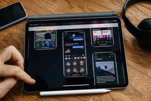 Uomo che legge su iPad Pro WWDC 19 lancio del prodotto — Foto Stock