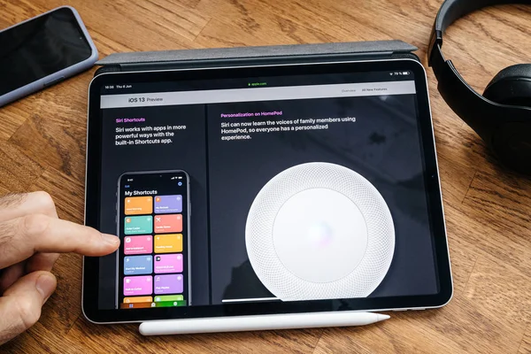 Reading about porsonalization of HomePod in IOS 13 — Stock Photo, Image