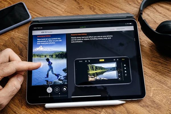 Man czytanie na iPad Pro o nowych edycji wideo w iOS 13 — Zdjęcie stockowe