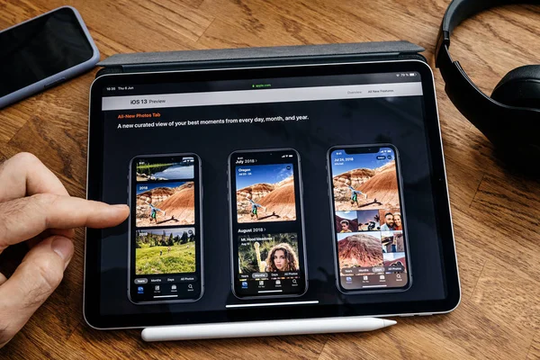 Man membaca tentang tab foto baru pada ios 13 — Stok Foto