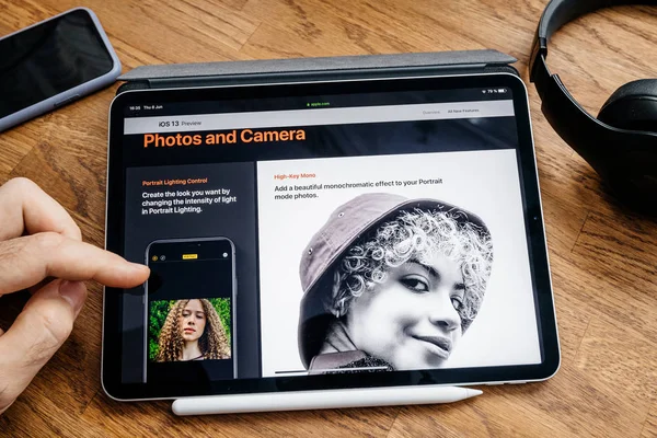 Hombre leyendo sobre IOS 13 nuevo modo Retrato — Foto de Stock