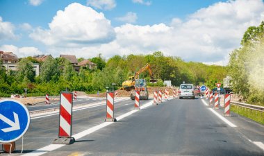 Uyarı işaretleri yol çalışmaları sürücü Pov kişisel görünümü
