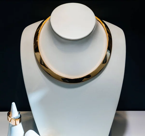 Luxuoso colar de platina de ouro e anel — Fotografia de Stock