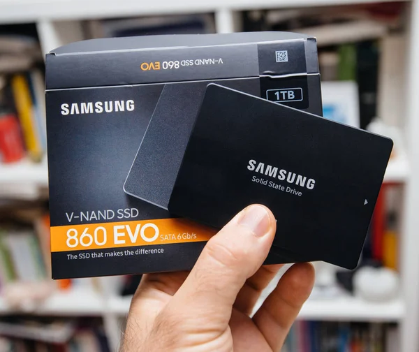Man Holding SSD Samsung Disk Drive i hand 860 Evo 1 TB — Stockfoto
