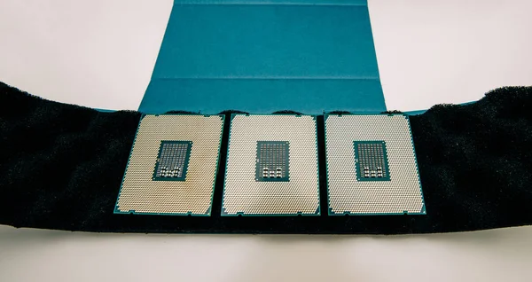Три нових потужних процесорів Intel Xeon робоча станція — стокове фото