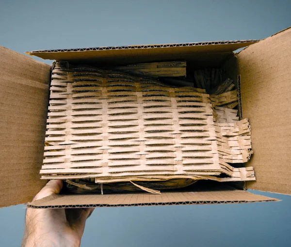 Homem mão segurando caixa de papelão caixa aberta — Fotografia de Stock